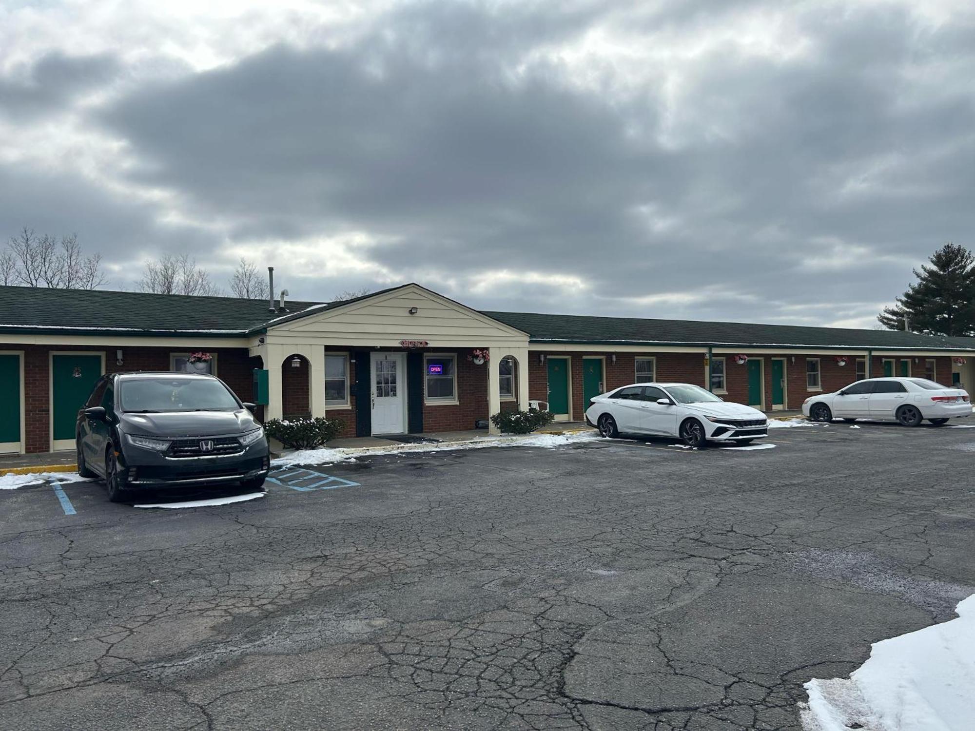 Hillcrest Motel By Oyo Aurora Near Lawrenceburg Zewnętrze zdjęcie